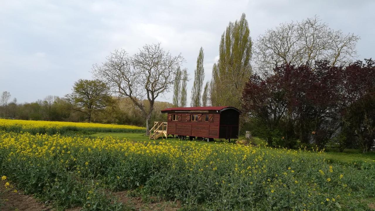 La Ferme De L'Isle Et Sa Roulotte Bed & Breakfast Avaray Екстериор снимка